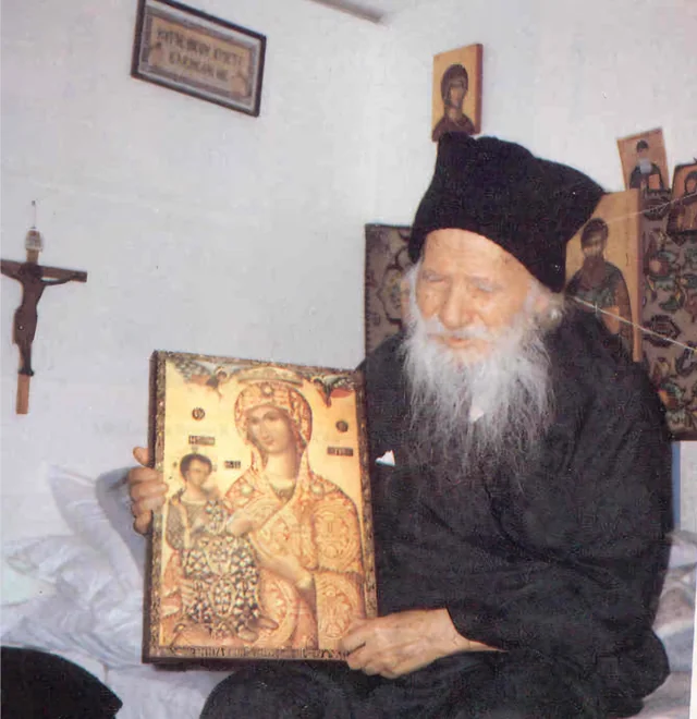 Saint Porphyre de Kavsokalyvia tenant une icône de la Théotokos.